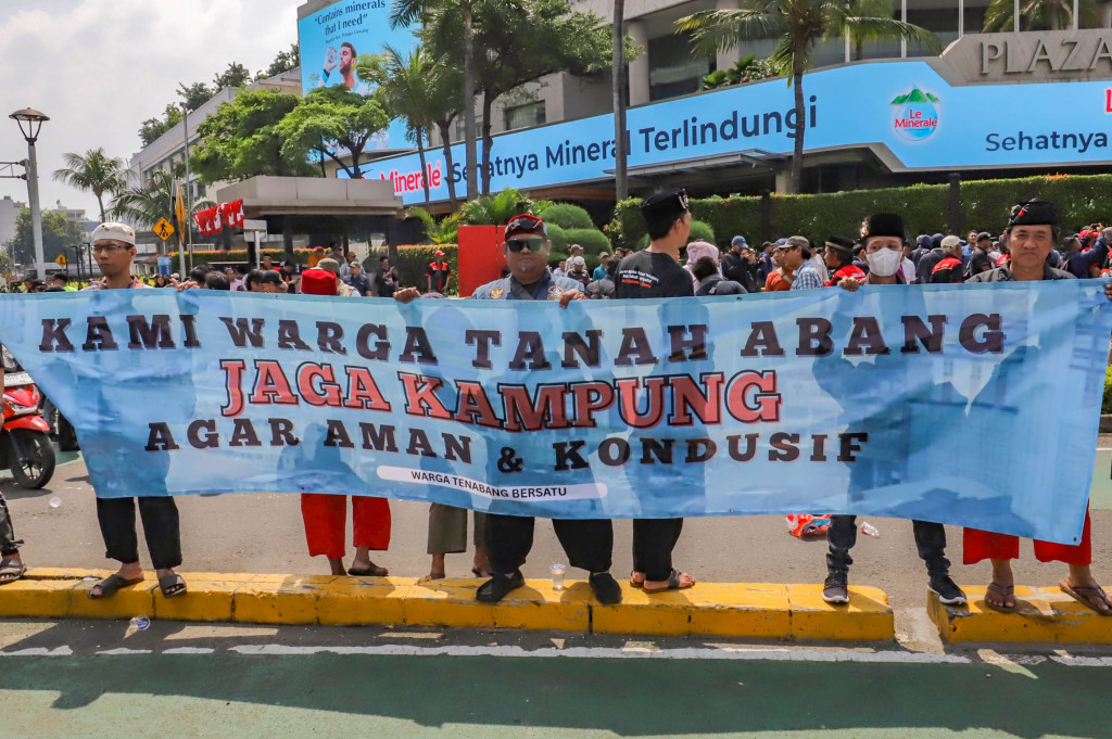Ratusan masyarakat Tanah Abang itu berkumpul di Bundaran HI, Jakarta Pusat, Senin, 1 September 2025, untuk menyerukan perdamaian dan bersama-sama mengutuk tindakan anarkis yang terjadi dalam beberapa hari terakhir.