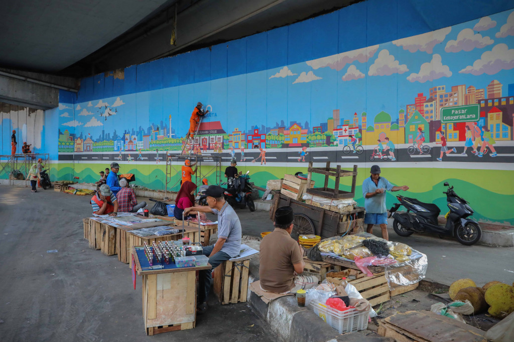 Warna-warni cerah yang digunakan memberikan kesan dinamis dan menggambarkan semangat kehidupan urban di ibu kota.