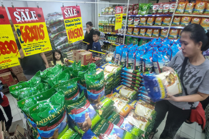 Konsumen yang berbelanja beras premium yang mengalami kelangkaan dan lonjakan harga di salah satu toko ritel modern yang ada di Tangerang Selatan, Selasa, 2 September 2025.