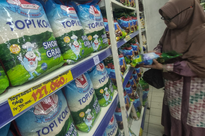 Harga beras premium di beberapa toko ritel modern mengalami lonjakan, jauh diatas harga patokan pemerintah Rp74.500 per kemasan 5 kilogram hingga mencapai Rp127.000 per kemasan 5 kilogram.
