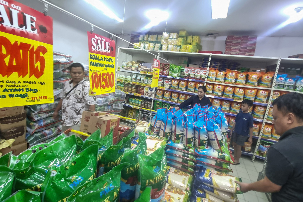 Kepala Badan Pangan Nasional (Bapanas) Arief Prasetyo Adi buka suara terkait kelangkaan beras premium di sejumlah gerai ritel modern. Kondisi tersebut terjadi lantaran para pelaku usaha penggilingan tengah menyesuaikan produksi beras dengan standar komposisi yang sesuai label.