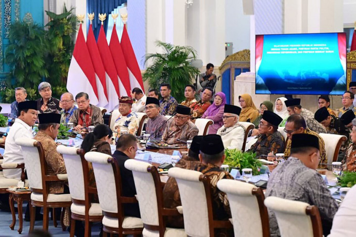 Presiden Prabowo Subianto menggelar silaturahmi dengan tokoh lintas agama, pimpinan partai politik, pimpinan serikat buruh, dan organisasi kepemudaan lintas iman di Istana Negara, Jakarta, pada Senin, 1 September 2025. Silaturahmi ini menjadi ruang dialog terbuka yang menegaskan komitmen Presiden untuk merawat persatuan bangsa, serta mendengar aspirasi dari seluruh elemen masyarakat.