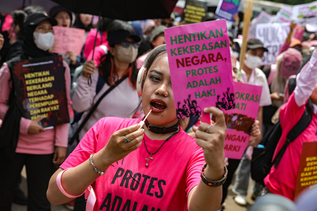 Aksi damai tersebut mendesak pemerintah segera menghentikan tindakan represif yang dilakukan aparat dan menuntut menyuarakan protes adalah hak bagi setiap warga negara.