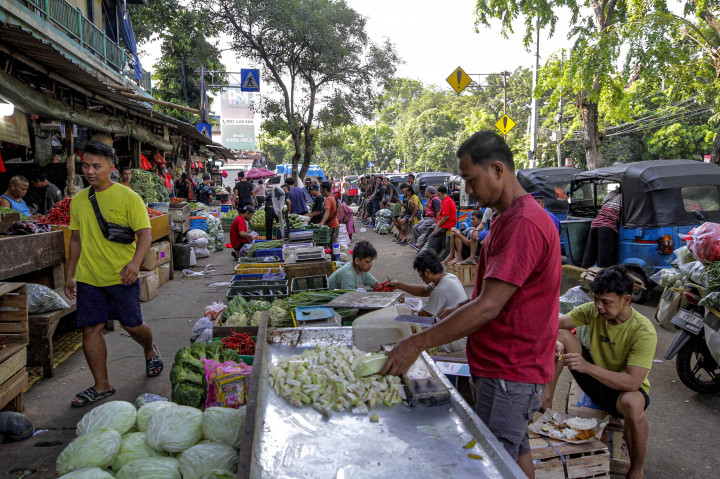 Pasca unjuk rasa sepekan terakhir yang berujung kerusuhan, para pedagang di Pasar Senen, Jakarta Pusat, Rabu 3 September 2025, kembali menjalankan perdagangan dengan normal. 