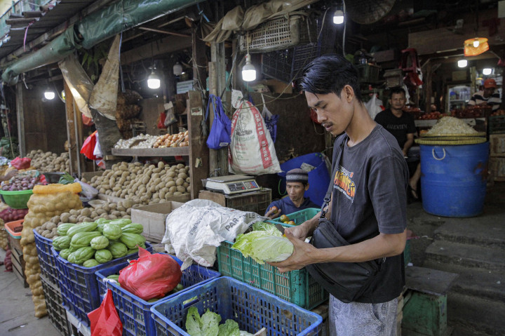 Para pedagang dan pembeli melakukan aktivitas jual beli di Pasar Senen, Jakarta, Rabu, 3 September 2025. 
