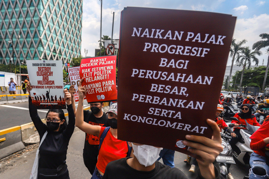 Aliansi Gebrak dihimpun dari sejumlah organisasi besar seperti Kongres Aliansi Serikat Buruh Indonesia (KASBI), Konfederasi Persatuan Buruh Indonesia (KPBI), dan Wahana Lingkungan Hidup Indonesia (WALHI), serta serikat pekerja dan mahasiswa lainnya.