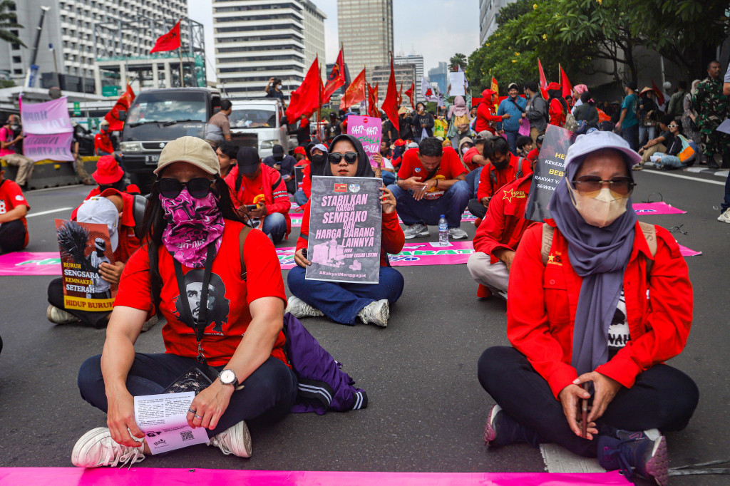 Massa yang terdiri atas anggota serikat buruh, mahasiswa, petani serta sejumlah lembaga swadaya masyarakat itu diperkirakan mencapai lebih dari 100 orang.