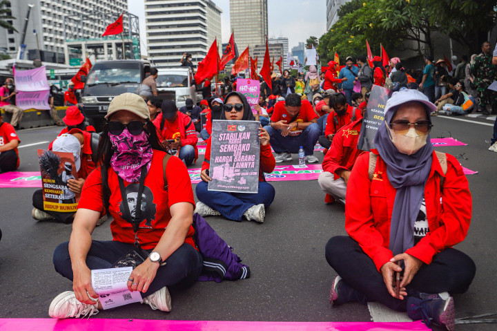 Massa yang terdiri atas anggota serikat buruh, mahasiswa, petani serta sejumlah lembaga swadaya masyarakat itu diperkirakan mencapai lebih dari 100 orang.