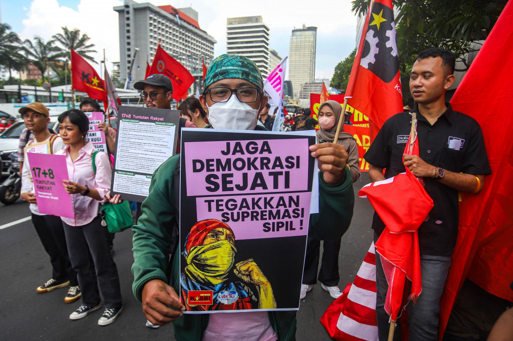 Mereka membawa bendera, spanduk, serta berorasi sembari berjalan beriringan. Aksi ini merupakan lanjutan rangkaian demonstrasi yang berlangsung sejak 25 Agustus lalu.