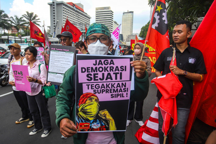 Mereka membawa bendera, spanduk, serta berorasi sembari berjalan beriringan. Aksi ini merupakan lanjutan rangkaian demonstrasi yang berlangsung sejak 25 Agustus lalu.