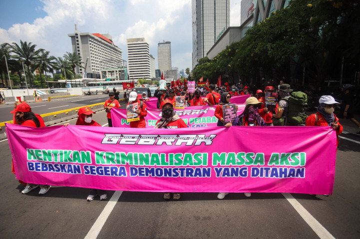 Massa dari Aliansi Gerakan Buruh Bersama Rakyat (Gebrak) menggelar unjuk rasa bertajuk Rakyat Menggugat dengan melakukan 'long march' dari depan Gedung ILO di kawasan Thamrin menuju kawasan Patung Kuda, Jakarta Pusat, Kamis, 4 September 2025.