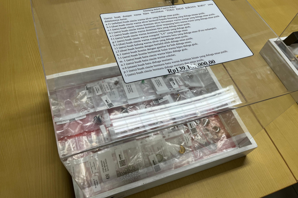 Barang yang dilelang KPK mulai dari kendaraan, rumah, lahan, sampai emas batangan, dan perhiasan. Menurut Mungki, masyarakat bisa melakukan penawaran harga mulai dari hari ini.
