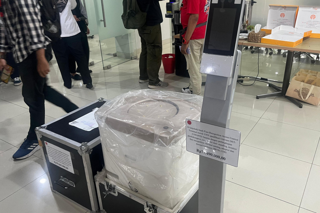 Lelang ini merupakan hasil rekapan barang rampasan kasus korupsi dari Maret 2025. KPK menarget mendapatkan Rp166,1 miliar jika semua barang itu laku.