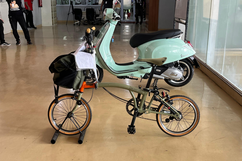 Menurut Mungki, barang termurah yang dilelang adalah baju sutra mulai dari harga Rp5.700. Pakaian itu merupakan hasil wanprestasi pemenang lelang sebelumnya.