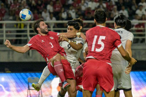 Tim nasional Indonesia memulai pertandingan dengan mencoba menguasai tempo permainan dan terus membongkar pertahanan Lebanon yang bermain dengan garis pertahanan rendah.