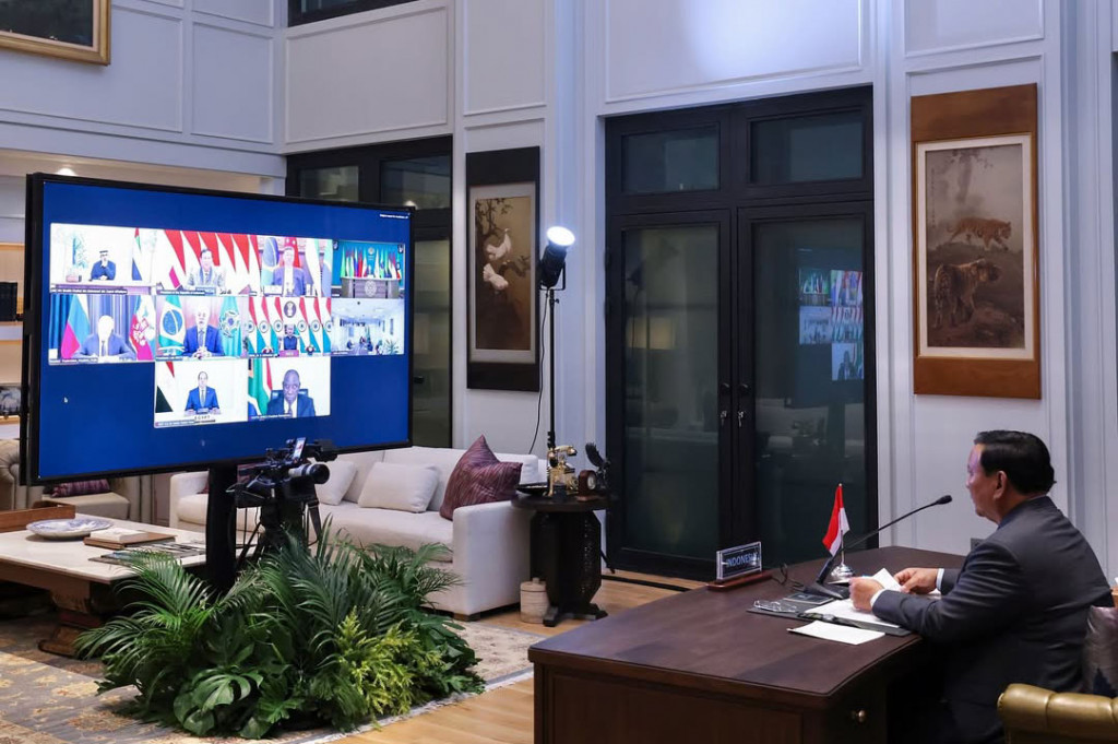 Presiden Republik Indonesia, Prabowo Subianto, menghadiri BRICS Leaders Virtual Meeting dari kediaman pribadinya di Kertanegara, Jakarta Selatan, Senin, 8 September 2025. Pertemuan yang dilaksanakan secara daring ini mempertemukan para pemimpin negara anggota BRICS untuk membahas isu-isu global yang menjadi perhatian bersama.