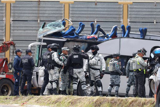 Setidaknya 10 orang tewas dan 45 orang luka-luka ketika sebuah kereta barang menabrak bus tingkat penumpang di Meksiko pada Senin 8 September 2025.
