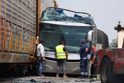 Kecelakaan itu terjadi di kota Atlacomulco di Negara Bagian Meksiko, di kawasan industri yang terkenal ketika sopir bus berusaha menabrak kereta di perlintasan, yang mengakibatkan dampak yang menghancurkan