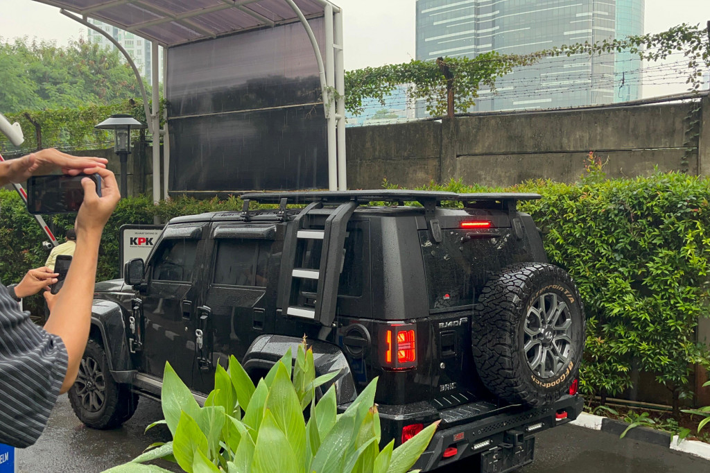 Sebanyak 27 kendaraan sudah disita KPK, atas OTT ini. Barang bukti terkait Noel adalah uang Rp3 miliar dan Motor Ducati berwarna biru.