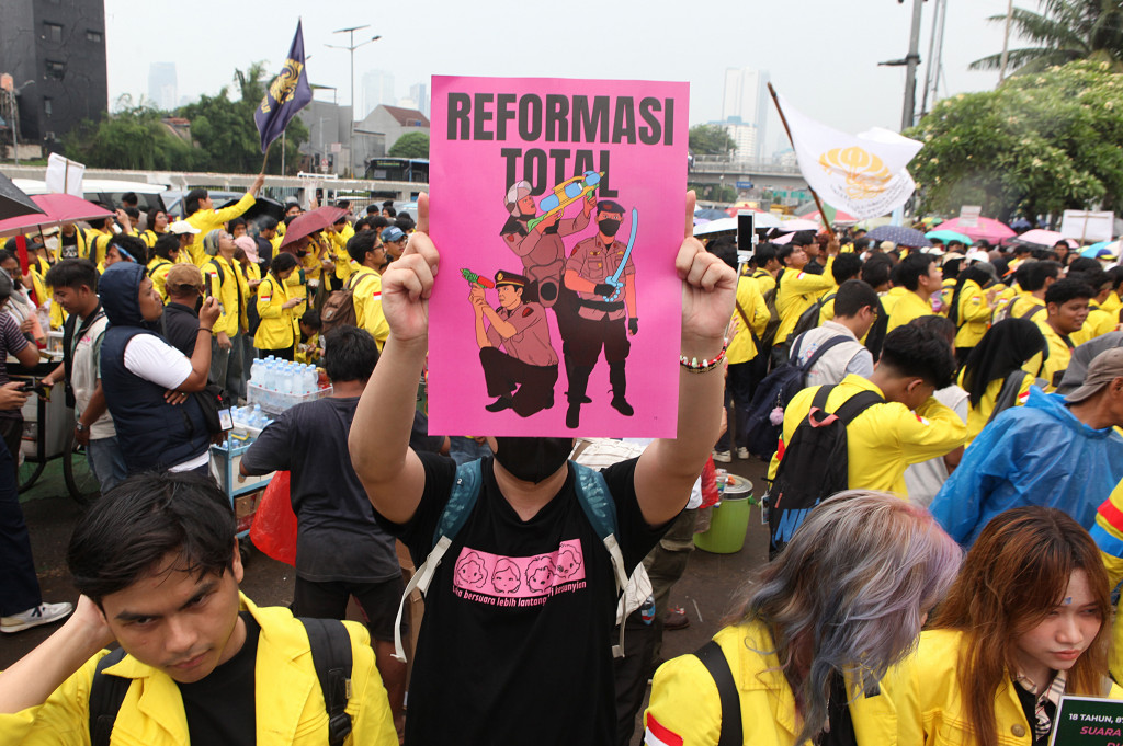 Ratusan mahasiswa tiba di depan Gedung DPR/MPR pada Senin sekitar jam 14.30 WIB, mereka berjalan kaki dari Gerbang Pemuda dan membuat lalu lintas di kawasan itu menumpuk.