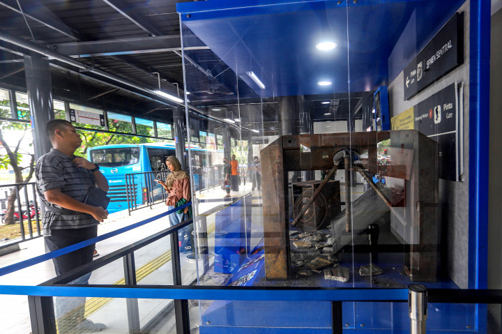Di halte tersebut terdapat ruang memorabilia yang berisi kerangka satu unit mesin tap yang hangus, kerangka blower, televisi rusak, papan petunjuk arah, hingga bongkahan guiding block yang dibakar massa dalam kerusuhan pekan lalu.