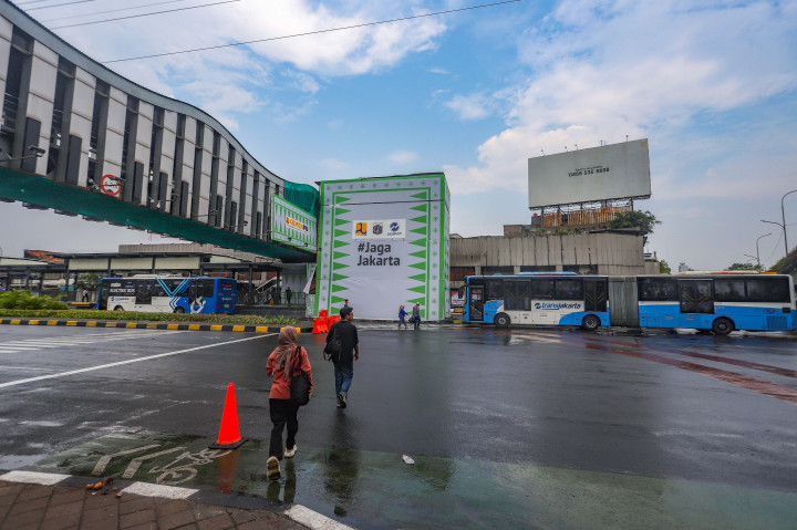 Halte Transjakarta Senen resmi hadir dengan wajah baru usai direnovasi pascaterbakar dalam aksi demonstrasi yang berujung kericuhan pada 28-30 Agustus lalu.