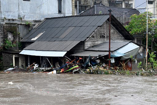 Koster di Denpasar, Rabu, 10 September 2025, meminta Wali Kota Denpasar IGN Jaya Negara mendata kerugian warga, terutama pedagang Pasar Badung dan dua bangunan toko kain yang runtuh di pesisir Tukad Badung.