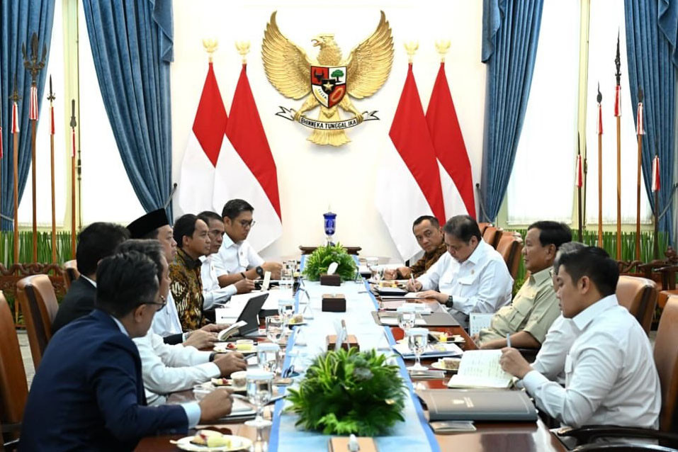 Presiden Prabowo Subianto memimpin rapat terbatas bersama sejumlah menteri di Istana Merdeka, Jakarta, Selasa, 9 September 2025, dengan salah satu pembahasan mengenai percepatan pelaksanaan program prioritas pemerintah. Dalam keterangannya usai mengikuti rapat, Menteri Koordinator Bidang Pangan, Zulkifli Hasan menyampaikan arahan Presiden terkait percepatan birokrasi dalam pelaksanaan program pemerintah.