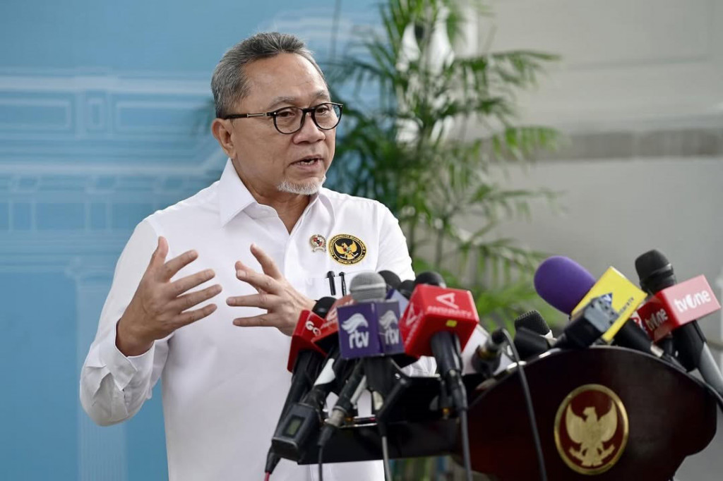 “Baru saja selesai kami ratas dipimpin Bapak Presiden. Arahan beliau semua program harus dipercepat pelaksanaannya, tidak boleh ada hambatan dengan alasan kertas. Artinya alasan itu aturan lah, apa gitu ya,” ujar Menko Pangan.