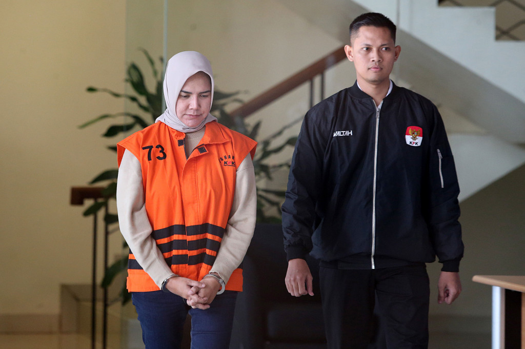 Komisi Pemberantasan Korupsi (KPK) menahan Ketua Kadin Kalimantan Timur (Kaltim) Dayang Donna Walffiaries Tania (DDW), Rabu, 10 September 2025. Dayang Donna terseret kasus dugaan suap terkait pengurusan izin usaha pertambangan (IUP) di Kaltim.