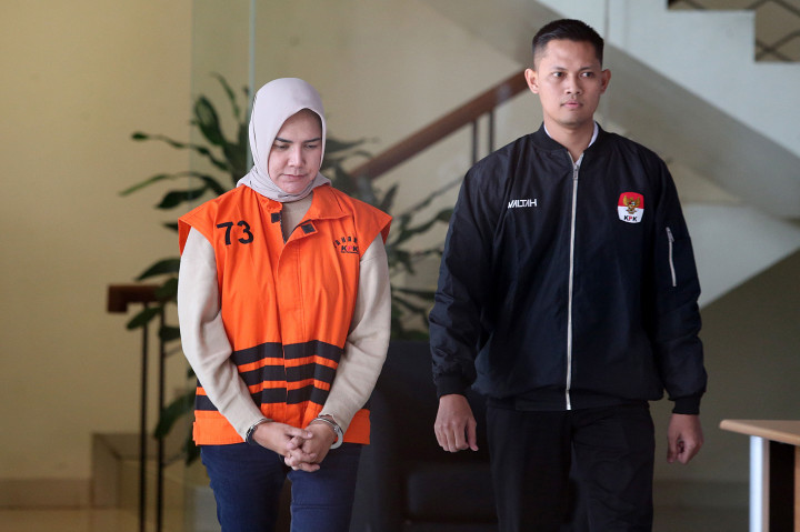 Komisi Pemberantasan Korupsi (KPK) menahan Ketua Kadin Kalimantan Timur (Kaltim) Dayang Donna Walffiaries Tania (DDW), Rabu, 10 September 2025. Dayang Donna terseret kasus dugaan suap terkait pengurusan izin usaha pertambangan (IUP) di Kaltim.