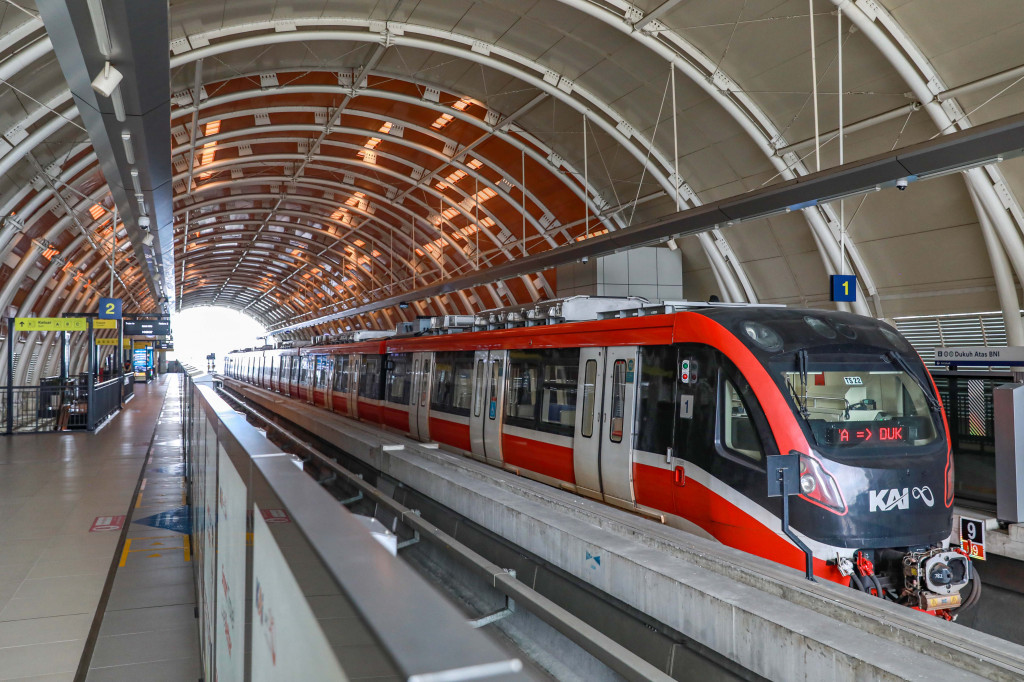 Kereta ringan atau Light Rail Transit (LRT) Jakarta, Bogor, Depok, Bekasi (Jabodebek) yang beroperasi sejak Agustus 2023, kini menjadi pilihan moda transportasi andalan warga guna menunjang mobilitas harian. 