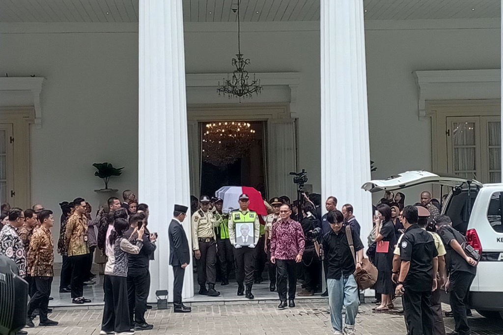 “Mendiang Zetro adalah pribadi berintegritas, berdedikasi, dan telah memberikan kontribusi penting selama bertugas. Kehilangan ini sungguh besar bagi Kementerian Luar Negeri dan bagi Indonesia,” ujar Sugiono di Kementerian Luar Negeri.