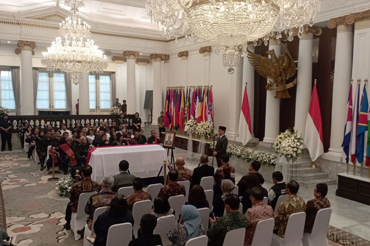 Berdiri menghadap peti jenazah yang diselimuti bendera Merah Putih, Sugiono menegaskan komitmen pemerintah untuk terus mendampingi keluarga Zetro sekaligus memastikan keselamatan seluruh staf diplomatik Indonesia di luar negeri.