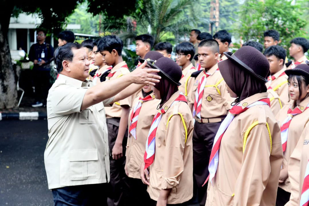 Kunjungan ke sekolah rakyat kali ini dimulai dengan peninjauan langsung fasilitas penunjang pendidikan, mulai dari kamar asrama siswa, sarana olahraga, dan fasilitas pendukung pendidikan lainnya. Kepala Negara meninjau langsung fasilitas yang ada guna memastikan para siswa tinggal di tempat yang nyaman sehingga dapat belajar dengan baik.