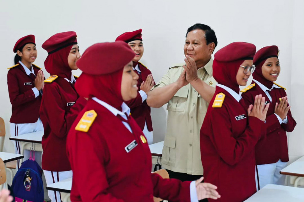 Kedatangan Presiden Prabowo sekitar pukul 13.30 WIB disambut antusias oleh para siswa dengan menyanyikan yel-yel penuh semangat. Suasana penyambutan semakin hangat dengan penampilan tarian Kembang Jatoh khas Betawi yang dibawakan oleh empat orang siswi. Antusiasme tersebut menggambarkan rasa bangga sekaligus gembira atas kedatangan Kepala Negara yang hadir langsung di tengah-tengah mereka.