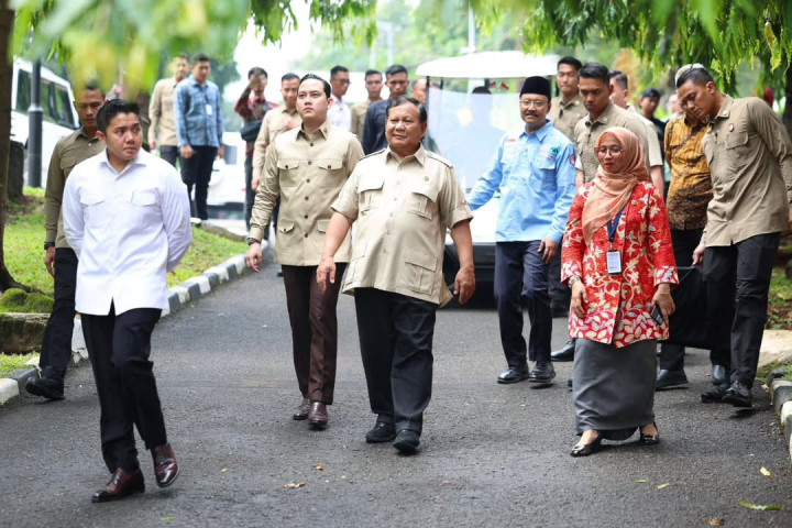 Turut hadir dalam peninjauan tersebut yakni Menteri Sosial Saifullah Yusuf, Sekretaris Kabinet Teddy Indra Wijaya, Wakil Menteri Sosial Agus Jabo Priyono, dan Ketua Tim Formatur Sekolah Rakyat Prof. M. Nuh.