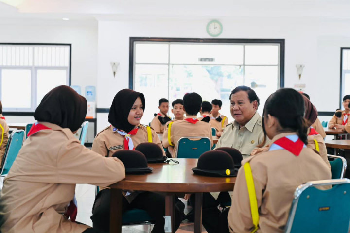 Presiden Prabowo Subianto meninjau Sekolah Rakyat Menengah Atas (SRMA) Margaguna di Jakarta Selatan, pada Kamis, 11 September 2025. SRMA Margaguna merupakan salah satu sekolah rakyat yang saat ini telah hadir sebagai bentuk layanan pendidikan bagi anak-anak dari keluarga pra sejahtera.