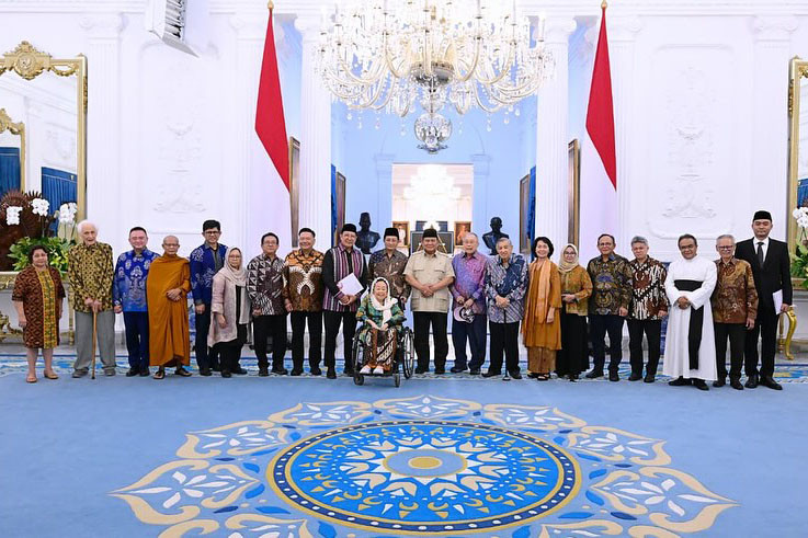 Turut mendampingi Presiden dalam pertemuan tersebut yakni para menteri dan wakil menteri Kabinet Merah Putih.