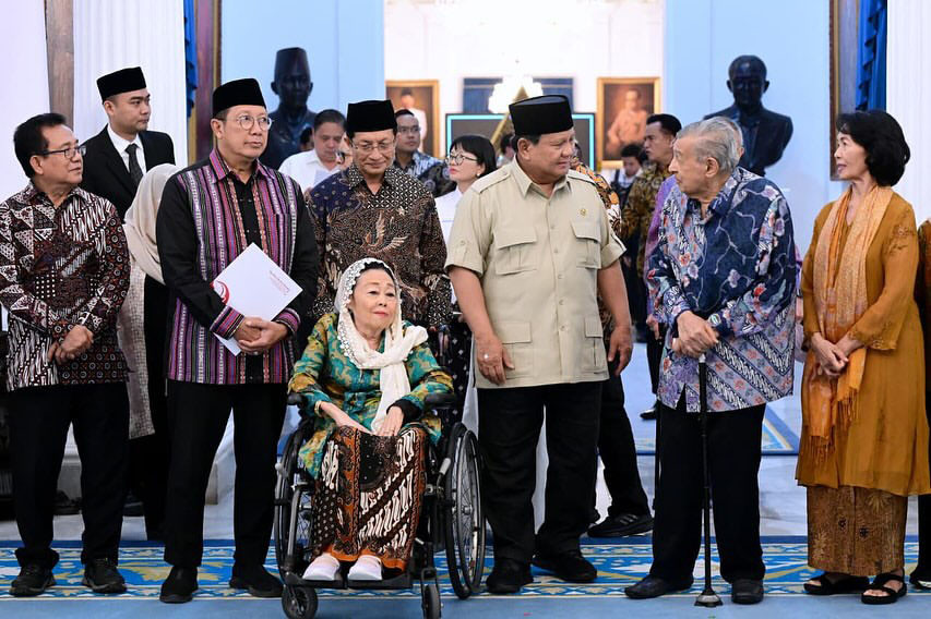 Diskusi yang berlangsung tidak hanya menyoroti persoalan aktual, tetapi juga menyentuh pentingnya membangun masa depan bangsa dengan semangat inklusif, keadilan sosial, serta menjunjung tinggi nilai kemanusiaan. Pertemuan di Istana ini menunjukkan keterbukaan pemerintah dalam menjalin komunikasi dengan berbagai elemen bangsa untuk bersama menjaga Indonesia yang damai dan berkeadilan. 