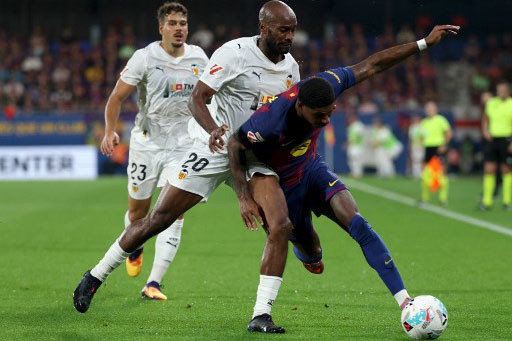 Barcelona langsung tampil dominan sejak awal. Peluang emas pertama tercipta pada menit ke-10 melalui tendangan lob Ferran Torres, yang dihalau kiper Valencia, Julen Agirrezabala.