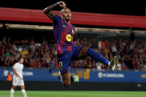 Raphinha melengkapi brace-nya pada menit ke-66. Dia menerima umpan lambung, mengontrol bola, dan mengecoh dua pemain sebelum melepaskan tembakan untuk membawa Barcelona unggul 4-0.