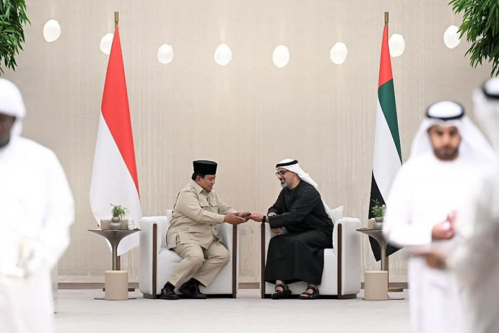 Suasana penuh keakraban terlihat saat Presiden Republik Indonesia, Prabowo Subianto, bertemu dengan Presiden Persatuan Emirat Arab (PEA), Yang Mulia Mohammed bin Zayed Al Nahyan (MBZ) di salah satu ruangan di Presidential Flight Abu Dhabi, pada Jumat, 12 September 2025. Momen hangat itu ditandai dengan jabat tangan erat yang segera disusul dengan pelukan persahabatan, mencerminkan kedekatan personal sekaligus hubungan baik kedua negara.