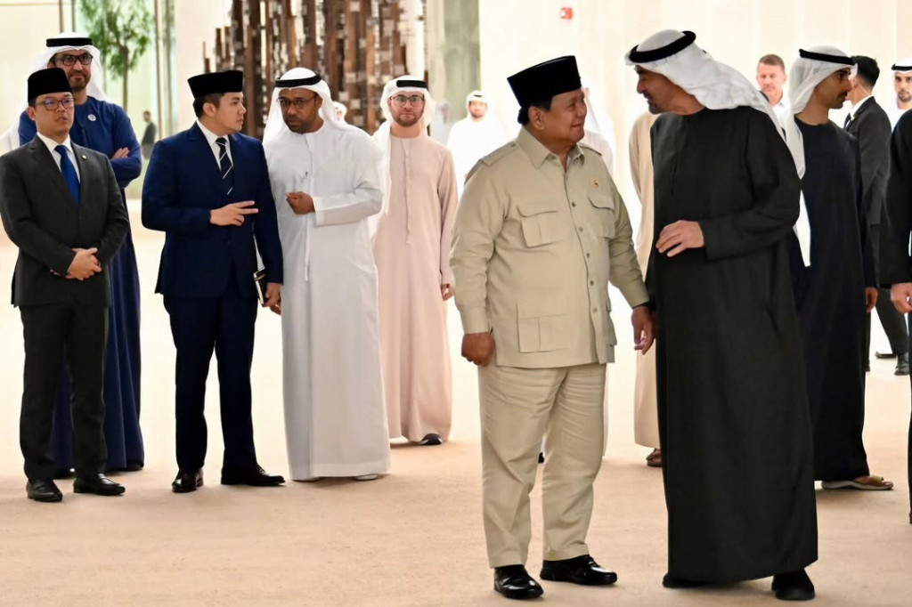 Kehangatan percakapan ringan sambil berjalan itu menunjukkan bahwa pembicaraan serius antara kedua pemimpin juga selalu dilandasi rasa saling menghormati dan persaudaraan.