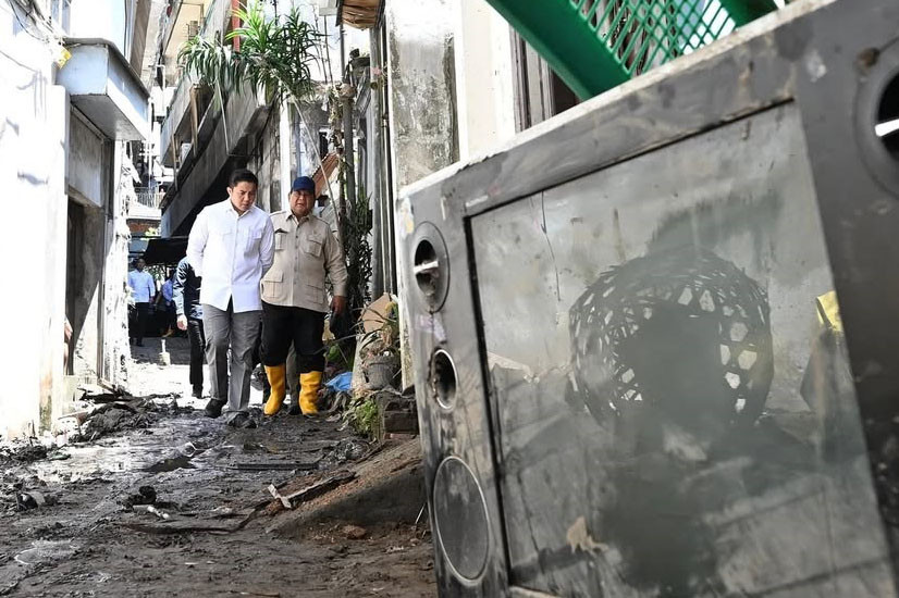 Dengan menyusuri gang kecil yang masih penuh dengan lumpur, Presiden banyak berhenti untuk menyapa sekaligus berbincang-bincang dengan para warga terdampak terkait kondisi keluarga dan rumah saat banjir terjadi. Kepada Presiden, warga pun menceritakan kondisi yang terjadi saat air sungai mulai naik hingga masuk ke rumah-rumah warga.