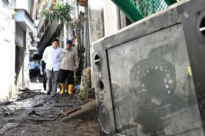 Dengan menyusuri gang kecil yang masih penuh dengan lumpur, Presiden banyak berhenti untuk menyapa sekaligus berbincang-bincang dengan para warga terdampak terkait kondisi keluarga dan rumah saat banjir terjadi. Kepada Presiden, warga pun menceritakan kondisi yang terjadi saat air sungai mulai naik hingga masuk ke rumah-rumah warga.