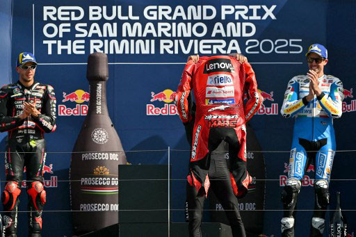 Marc Marquez merayakan kemenangan di MotoGP San Marino dengan melepas setelan balapnya dan kemudian mengangkatnya ke arah penonton dari atas podium, menirukan selebrasi ikonis, bintang sepak
bola Lionel Messi.