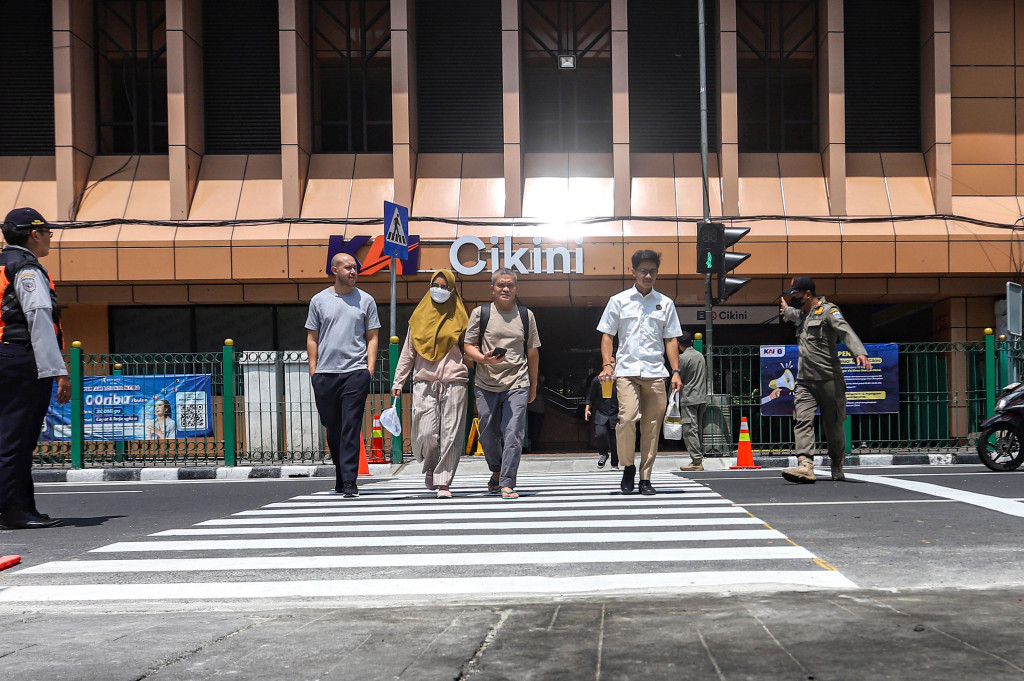 Gubernur DKI Jakarta Pramono Anung Wibowo berharap masyarakat tertib dan mematuhi peraturan setelah adanya penyeberangan pejalan kaki yang dikontrol lampu lalu lintas atau dikenal sebagai persimpangan pelikan (pelican crossing) pada sisi timur Stasiun Cikini.