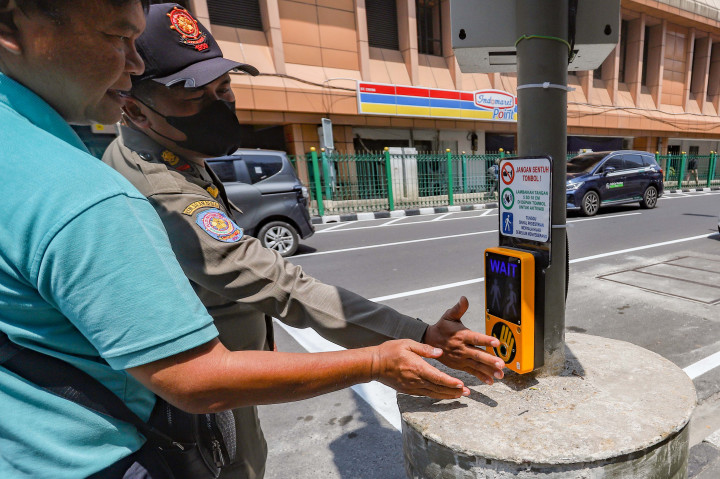 Diketahui, Pemerintah Provinsi (Pemprov) DKI Jakarta berkolaborasi dengan PT KAI hari ini, Senin, 15 September 2025, melakukan uji coba 'pelican crossing' di sisi timur Stasiun Cikini.