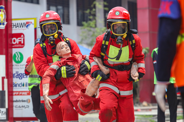 Para peserta mengikuti lomba berbagai simulasi penanganan kebakaran, termasuk teknik evakuasi dan penyelamatan korban. 